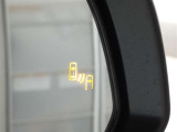 ブラインドスポットモニター装備。隣車線を走る車両を検知。ドアミラーでは確認しにくい後方、側方エリアに存在する車両や急接近してくる車両も検知しドアミラーに搭載されたLEDインジケーターが点灯します。