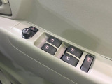 【電動格納ミラー】サイドミラーは電動格納式となっており、狭い駐車場でもキズがつくリスクを抑えられます。