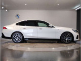 【BMWの伝統-3】BMWのお車は、&ldquo;駆け抜ける歓び&rdquo;を体現しております。走行の安定性とコーナリングの良さを追求し、思い通りにハンドルの操作可能です。