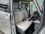 運転席もゆったりとお座り頂けます。
