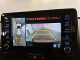 複数のカメラの映像をもとに、クルマを真上から見ているような映像をドライバーに提供し駐車をサポートする機能です。