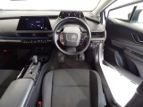 革巻きステアリングで快適な操作性の運転席です。