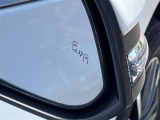 隣車線を走る車両をレーダーで検知し、ドアミラーでは確認しにくい後側方エリアに存在する車両に加え、急接近してくる車両も検知します。車両を検知するとドアミラーに搭載されたLEDインジケーターが点灯します。