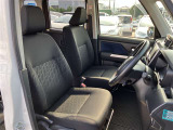 高いホールド性で運転姿勢が安定します。長距離ドライブでも疲れにくいのが魅力です。快適なドライビングライフをお送りください♪