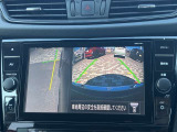 【アラウンドビューモニター】4つのカメラ映像を合成して上空から見下ろしているかのような映像をモニターして駐車をサポートします。