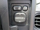 駐車時や狭い道でのすれ違い時に気を使うミラー。電動格納式ドアミラーはそんな時に便利です。