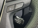 クルーズコントロール機能が付いています。 速度を設定するとアクセルを踏まなくても一定の速度で走ることができます。  高速道路ではとても便利な装置なんです。