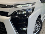 【LEDヘッドライト】悪天候や夜間走行時も良好な視界を確保し安心して運転できる高輝度LEDヘッドライトを装備!点灯速度が早く、消費電力も抑えられています。