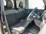 運転席まわりには十分なスペースがあり、大柄な方でもゆったり運転していただける環境です。