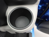 カップホルダーは運転席や助手席からちょうど手の届く位置です!!