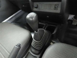 フロアシフトの5速MT車です。