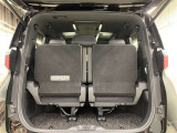 サードシート跳ね上げ式で折りたたみ可能です。キャンプ用品など大きな荷物もばっちり収納可能です!