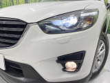 【LEDヘッドライト】悪天候や夜間走行時も良好な視界を確保し安心して運転できる高輝度LEDヘッドライトを装備!点灯速度が早く、消費電力も抑えられています。