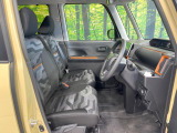 運転席まわりには十分なスペースがあり、大柄な方でもゆったり運転していただける環境です。