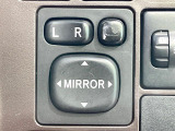 【電動格納ミラー】サイドミラーは電動格納式となっており、狭い駐車場でもキズがつくリスクを抑えられます。
