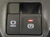 【電動パーキングブレーキ】パーキングブレーキは便利な電動式!ボタン一つで操作でき、アクセルを踏めば自動で解除されます♪レバーやペダルが無いので運転席廻りもすっきりしますね♪