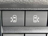 【ハンズフリー機能付き両側パワースライドドア】スライドドアの下に足先を入れてすぐ引くと、自動的にスライドドアが開閉します!荷物で両手がふさがった状態でも、ドアの開閉ができてとっても便利!