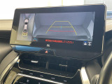 【全方位モニター】まるでクルマを真上から見下ろしたかのような視点で駐車をサポートします!クルマの斜め後ろや真横など、前後左右の4つのカメラの映像が合成されて、モニターに映し出されます。
