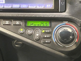 【オートエアコン】一度お好みの温度に設定すれば、車内の温度を検知し風量や温度を自動で調整。暑い&hellip;寒い&hellip;と何度もスイッチ操作をする必要はありません。快適な車内空間には必須の機能ですね♪