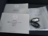 バック、ポケットの中に入れたままで、ドアロック、アンロック、 エンジンスタート出来ます。インテリジェントキー。取扱節経書と整備記録簿