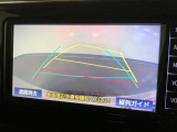 【バックガイドモニター】後方の映像をナビ画面に表示するだけでなく、ステアリング操作に連動して動くガイド線も同時に表示!予想進路の確認をしながら後退できるので便利です!