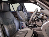 【コックピットシート】BMW車の主役席。車体中央にくる様に配置し車両重心とが一致する事でドライバーと車との一体感あるドライビングを実現。人間工学に基づき形成した形状が長時間のドライブ疲労も軽減します!