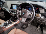 車内全体を取り巻く様なアンビエントライトを追加装備で夜のドライブにおいて上質で居心地のよい空間をつくりだすことができます。その日の気分に合わせてお好みで選択する事が可能です。