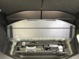 トランクボード下にはジャッキとパンク修理キットが収まっています。小物スペースもあります。