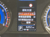 視認性に優れたメーターを採用しており、走行中でも車速や情報が分かりやすく表示されます。運転時の視線移動をむりのない範囲に抑え、快適で安心感のあるドライブをサポートします。