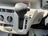 スムーズな操作感のシフトレバー
