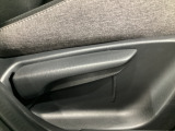 運転席にはドライバーの体型や好みに応じて前後方向だけでなく、高さの調整ができるシートリフターを装備!