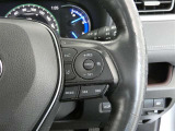 クルーズコントロールです。速度をセットするこでアクセル操作が不要の魅力的な装備です。高速道路での運転では特に重宝します♪