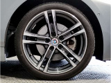 BMWの純正アロイホイールは軽量かつ強度にも優れているホイールで走行性能を引き上げる設計になっております。足元にもBMWは妥協がなくこだわっている個所になります。