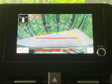 【バックカメラ】駐車時に後方がリアルタイム映像で確認できます。大型商業施設や立体駐車場での駐車時や、夜間のバック時に大活躍!運転スキルに関わらず、今や必須となった装備のひとつです!