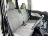 高いホールド性で運転姿勢が安定します。長距離ドライブでも疲れにくいのが魅力です。快適なドライビングライフをお送りください♪