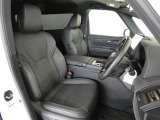 ドライバーを包み込むようなデザイン。運転していて安心感、高級感を感じられるコックピットです。