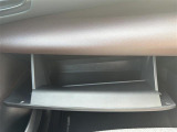 【グローブボックス】大容量のグローブボックスです!!車検証ケース他、日頃使う小物類の収納スペースもたくさんあります!