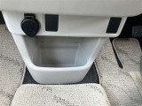 シートを外して室内をすみずみまで洗浄&消臭。ボディやタイヤはもちろん、エンジンルームまで洗浄しています。