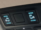 【両側パワースライドドア】スマートキーや運転席のスイッチで後席両側スライドドアの開閉が可能♪電動だから力を入れてドアを開ける必要が無く、小さなお子様でも簡単に開け閉めでき快適です♪