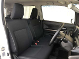 インテリア・シートカラーはブラック!フロントはゆったり座れるベンチシート!運転席にはシートヒーターを備えており、寒い時期も快適なドライブをお楽しみいただけます!