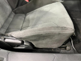痛みの出やすい運転席シートの角、フロアマット、座面、ともに良好です