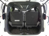 三列目シートは、折りたためますので大きなスペースが出来ちゃいます。キャンプ用品など大きな荷物もばっちり収納可能です♪