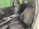 運転席まわりには十分なスペースがあり、大柄な方でもゆったり運転していただける環境です。