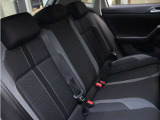 後席も使用感が少なく良好なコンディション!元社有車・低走行ならではの状態の良さがしっかり感じられます。