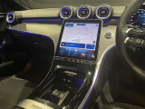 運転中にハンドルから手を離したり前方から目を逸らしたりすることなく、安全に各機能を操作する事ができます。