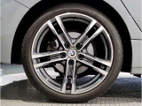 BMWの純正アロイホイールは軽量かつ強度にも優れているホイールで走行性能を引き上げる設計になっております。足元にもBMWは妥協がなくこだわっている個所になります。