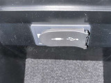 充電用USB端子付き。スマートフォンなどの充電に便利です。