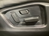 運転席にはパワーシートを装備!シート位置を記憶するメモリー機能付きなのでご夫婦で2名分セットすると便利です♪