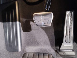 【ペダル】BMWはオルガン式アクセルペダルを採用しています。踏み込む足とペダルが同じ軌跡を描くため、かかとがずれにくく、アクセルコントロールがよりしやすくなるメリットがあります。