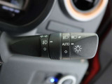 車外の明るさに応じて、自動的にライトの点灯・消灯をしてくれます